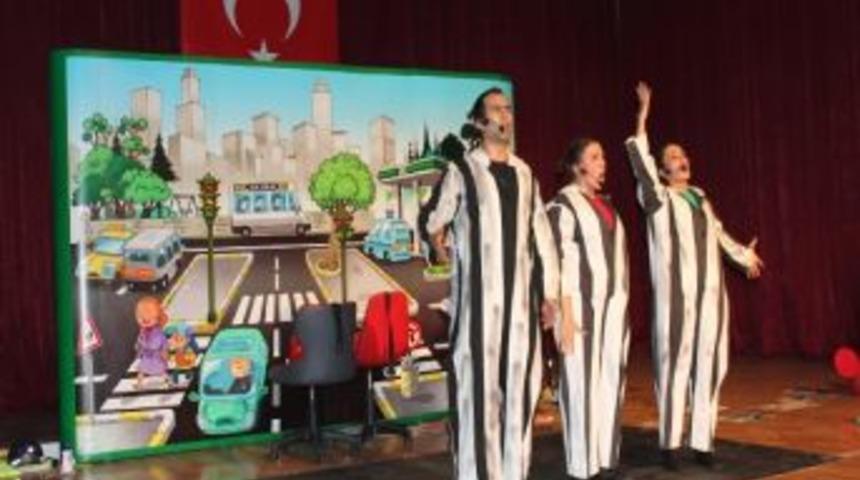 &Ccedil;ocuklar Trafiğin &Ouml;nemini Tiyatro İle &Ouml;ğreniyor
