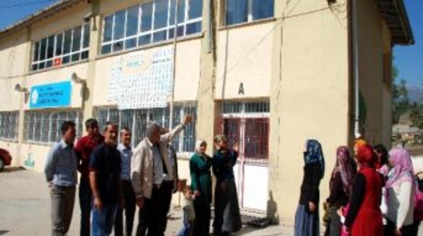 Okuldaki Çatlaklar Velileri Tedirgin Ediyor