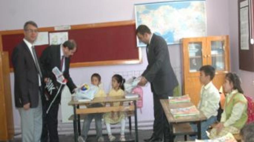 Bucak Ticaret Ve Sanayi Odası &Ouml;ğrencilere Eşofman Hediye Etti