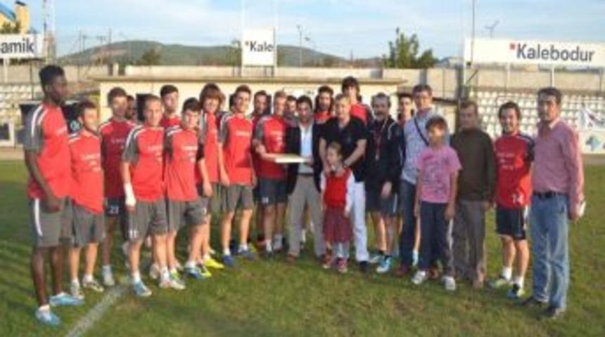 Yeni &Ccedil;ansporlu Futbolculara Baklava İkramı