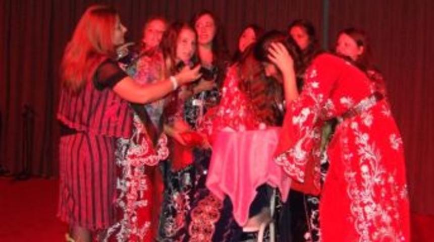 Misafir &Ouml;ğretmen Ve &Ouml;ğrencilere Kına Gecesi