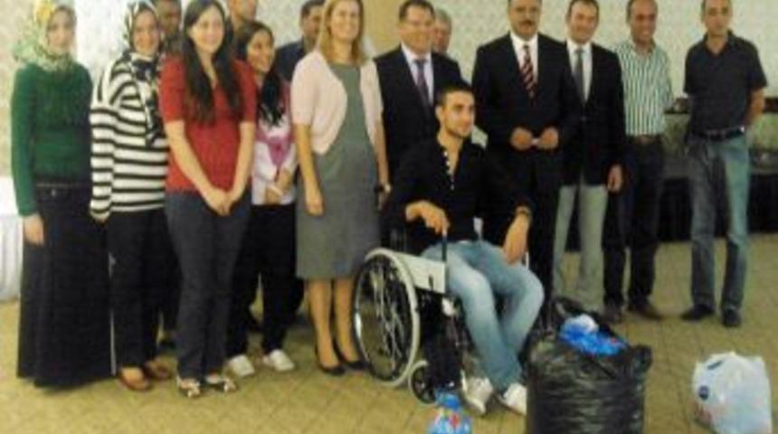 Kursiyerler Mavi Kapak Toplayarak Bir Engelliyi Sevindirdi