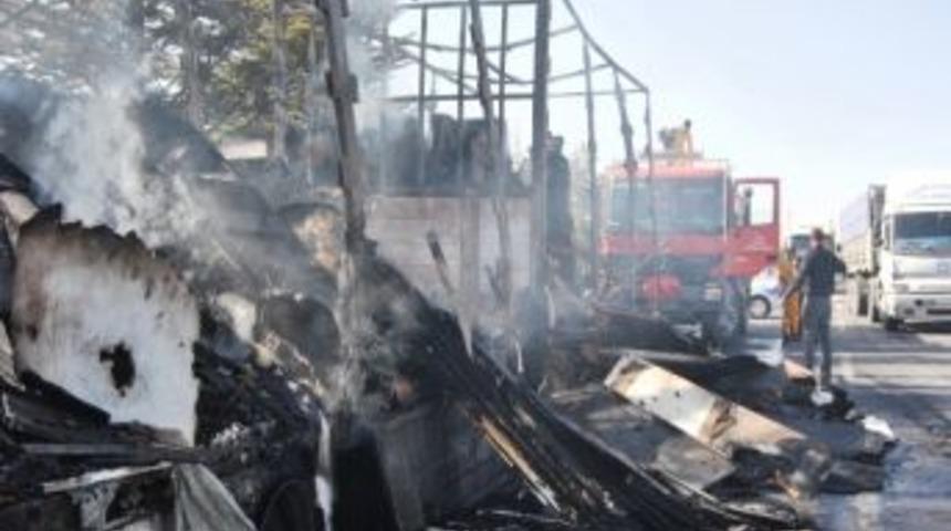 Mobilya Y&uuml;kl&uuml; Tır Alev Alev Yandı