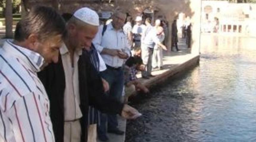 Hacı adaylarının Urfa molası