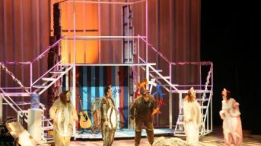 Sivas Devlet Tiyatrosu &Ccedil;ocuklara &lsquo;&ouml;zg&uuml;rl&uuml;ğe Ka&ccedil;ış&rsquo; G&ouml;sterisi Sundu