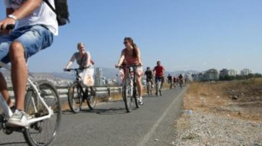 Akut İzmir Bisiklet Takımın&rsquo;dan Erasmus &Ouml;ğrencilerine Tam Destek