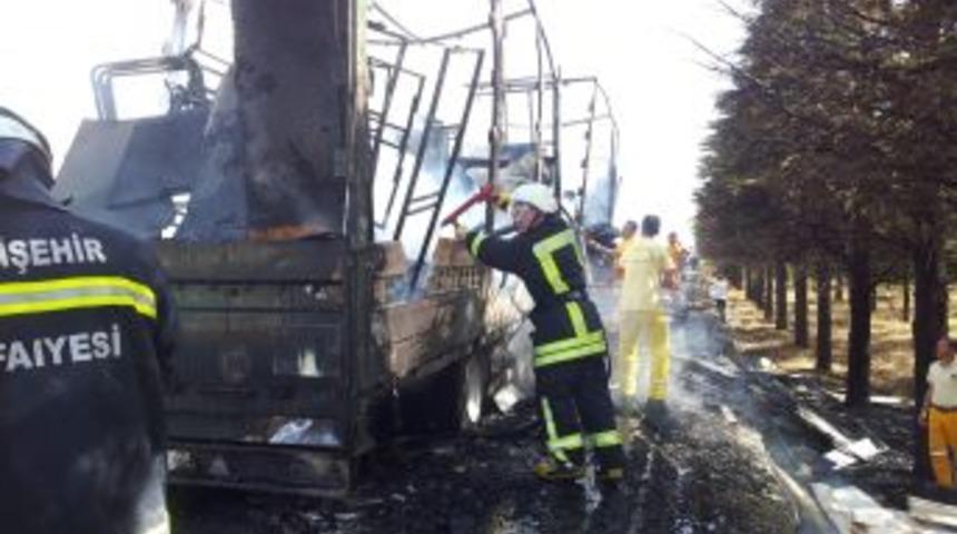 Mobilya Y&uuml;kl&uuml; TIR Alev Alev Yandı