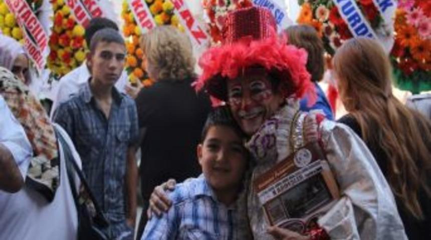 Pastane A&ccedil;ılışında Yapılan İkram Yoğun İlgiye Sebep Oldu