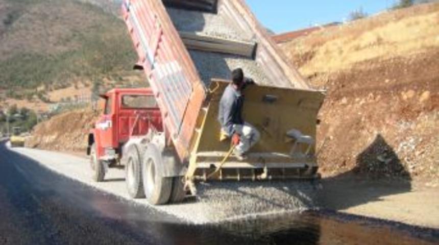 T&uuml;rkoğlu&rsquo;nda K&ouml;y Yolları Asfaltlanıyor.