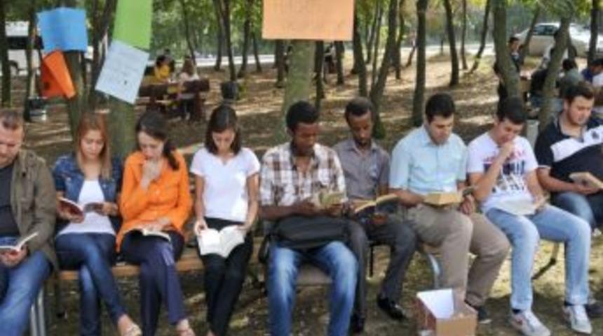 &Uuml;niversite &Ouml;ğrencilerinden &lsquo;Okumaya Zamanım Var&rsquo; Adlı Kitap Okuma Etkinliği