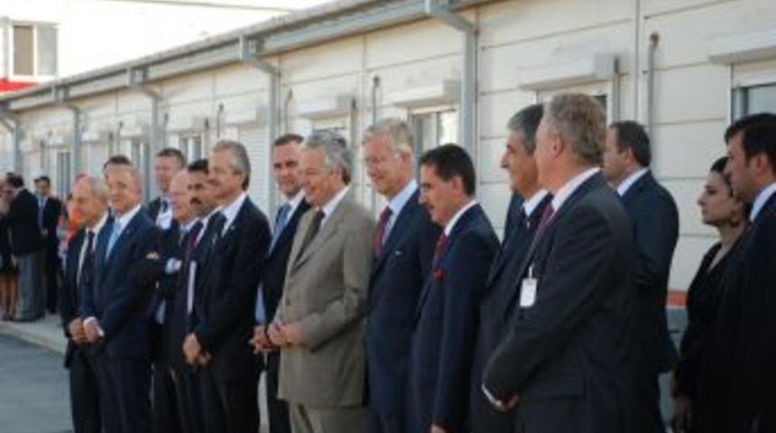 Bel&ccedil;ika Prensi Philippe: Hereke Halısının &Uuml;zerinde U&ccedil;abiliyor Muyuz