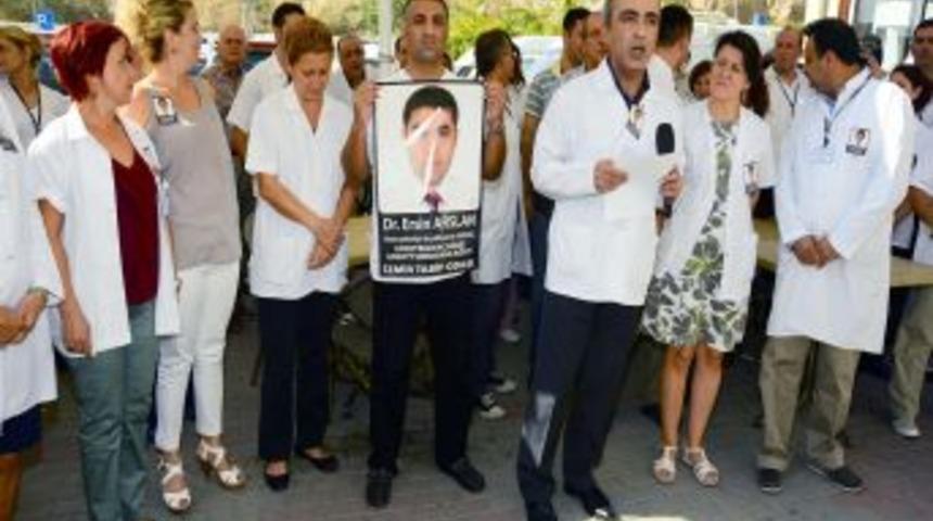 İzmirli Doktorlar Sağlık &Ccedil;alışanlarına Şiddeti Protesto Etti