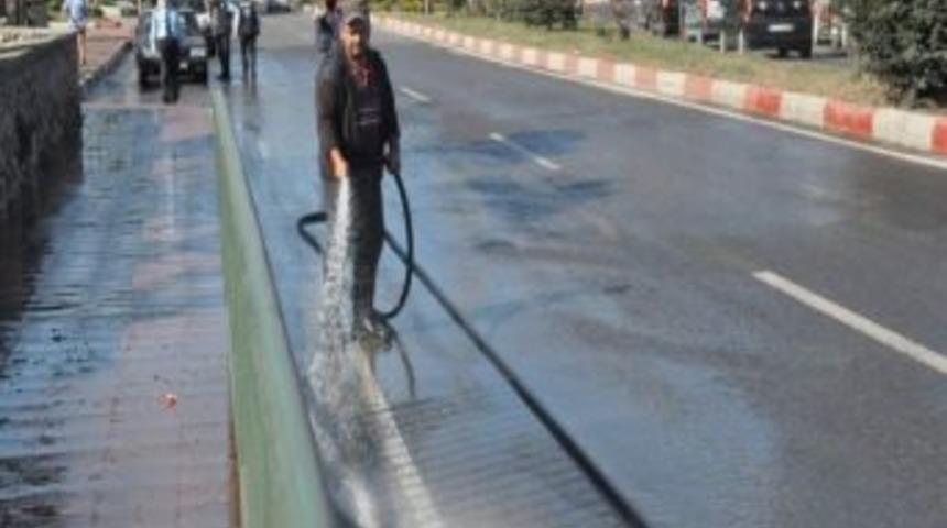 Zonguldak'ta Temizlik &Ccedil;alışmalarını S&uuml;r&uuml;yor