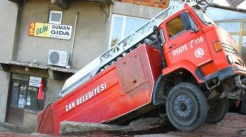 İtfaiye Aracı Muhtarlık Binasına Girdi