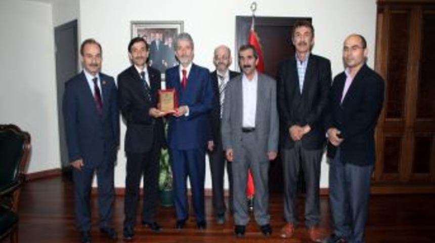 Halk Pazarı Esnafından Başkan Tuna'ya Teşekk&uuml;r Plaketi