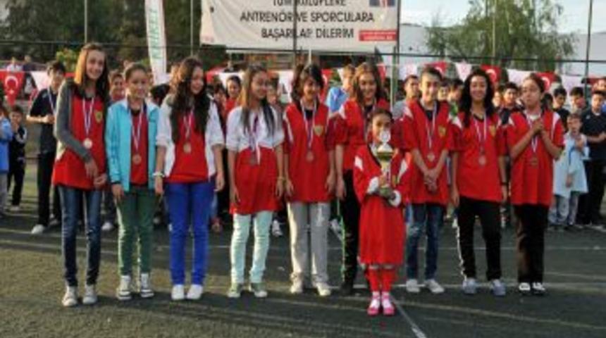 Cumhuriyet Kriket Turnuvası'nın Şampiyonu Ke&ccedil;i&ouml;ren Bağlumspor