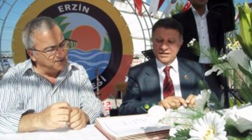 Kanalizasyon Ihalesi Imzalanınca Belediye Başkanı Halay Çekti