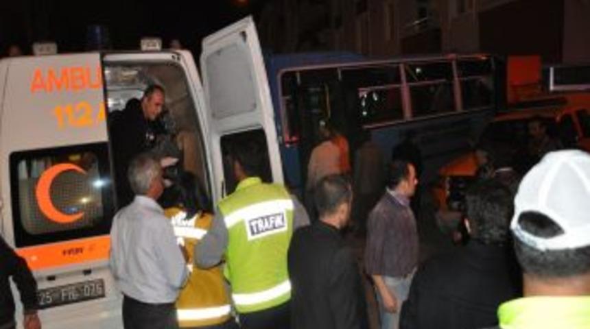 Erzurum'da Midib&uuml;s&uuml;n Freni Boşaldı: 8 Yaralı