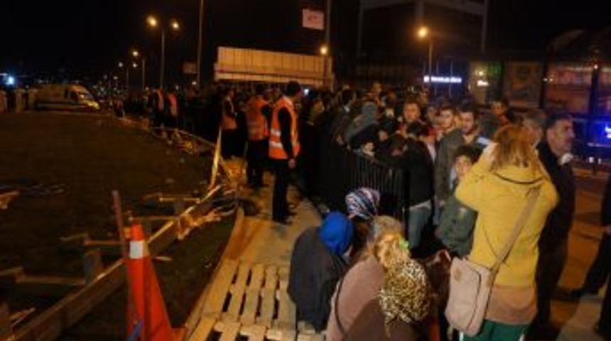 İnşaatında 11 Iş&ccedil;inin &Ouml;ld&uuml;ğ&uuml; AVM'nin A&ccedil;ılışında Kuyruk Oluştu