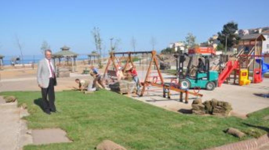 Sahil parkı çimlendiriliyor