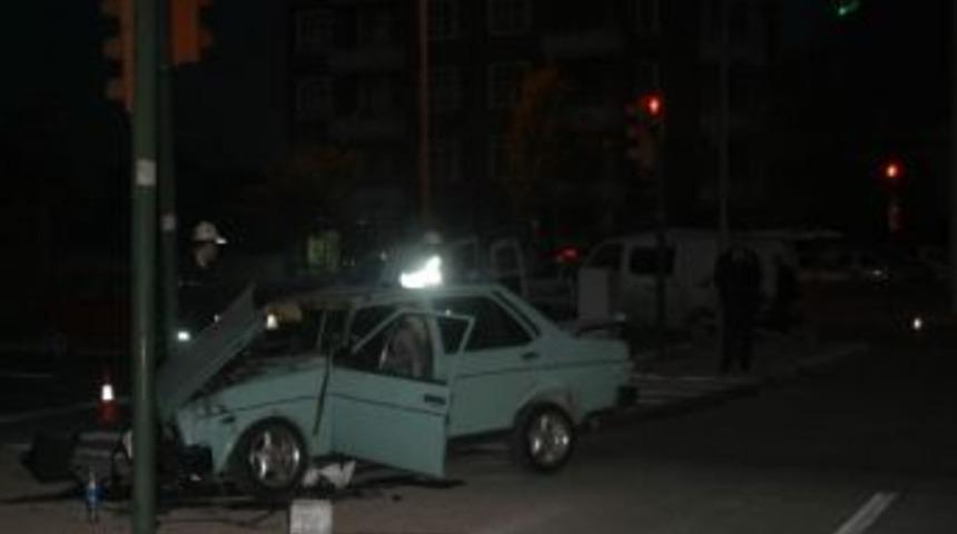 Otomobil Kamyonetle &Ccedil;arpıştı: 2 Yaralı