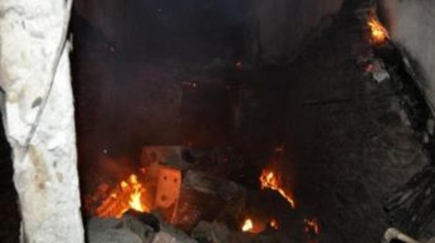 Bayramşah K&ouml;y&uuml;nde &Ccedil;ıkan Yangında 3 Ev K&uuml;l Oldu