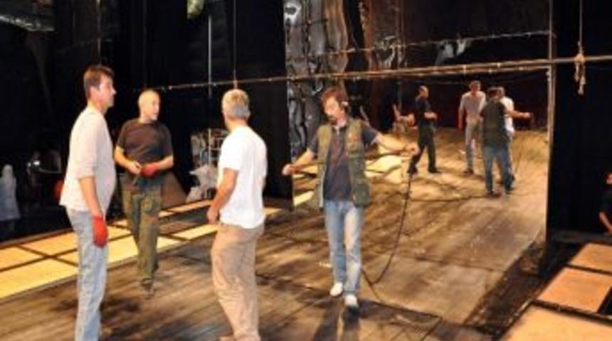 Şehir Tiyatroları Sezonu A&ccedil;ıyor