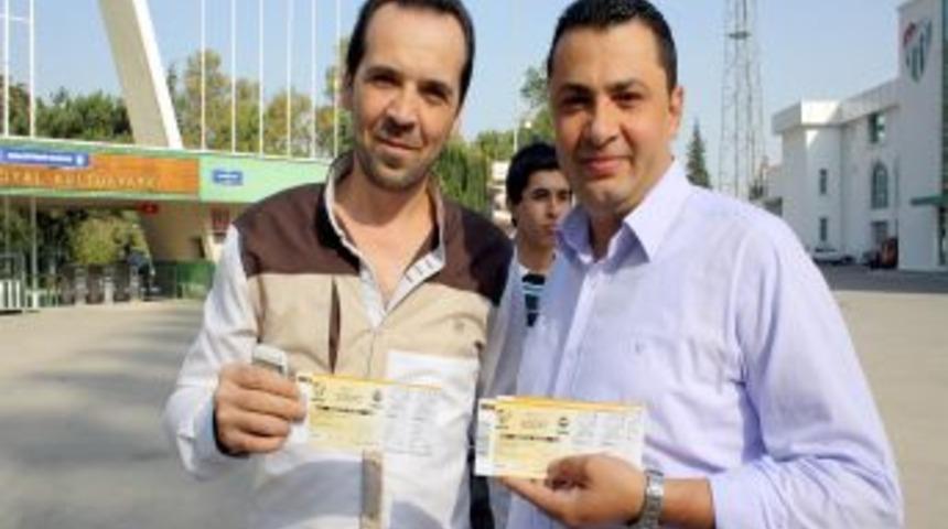 Bursaspor - Fenerbah&ccedil;e Ma&ccedil;i I&ccedil;in Taraftarlar Gişelere Akın Etti