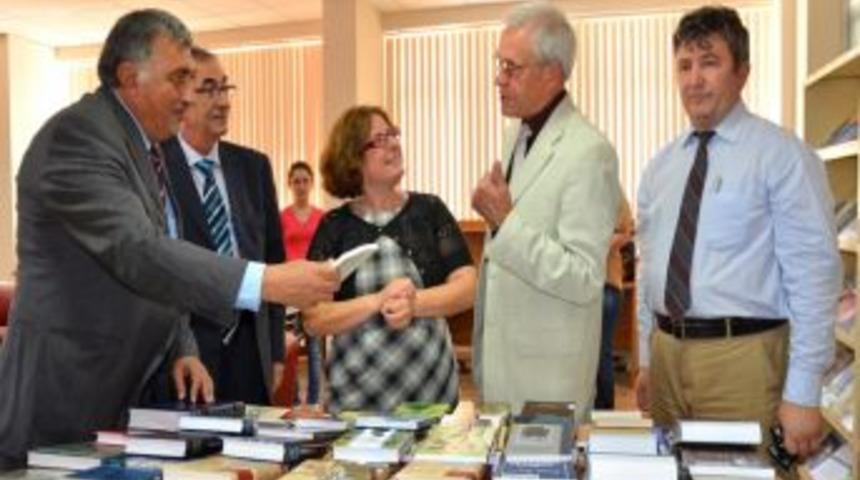 Rusya&rsquo;nın Soljenitsin Vakfı, &Ccedil;OM&Uuml;&rsquo;ye Kitap Bağışladı