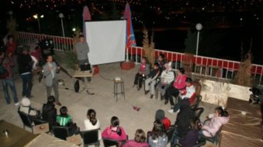 A&ccedil;ık Havada Uygulamalı Uzay Ve Astronomi Dersi G&ouml;r&uuml;yorlar