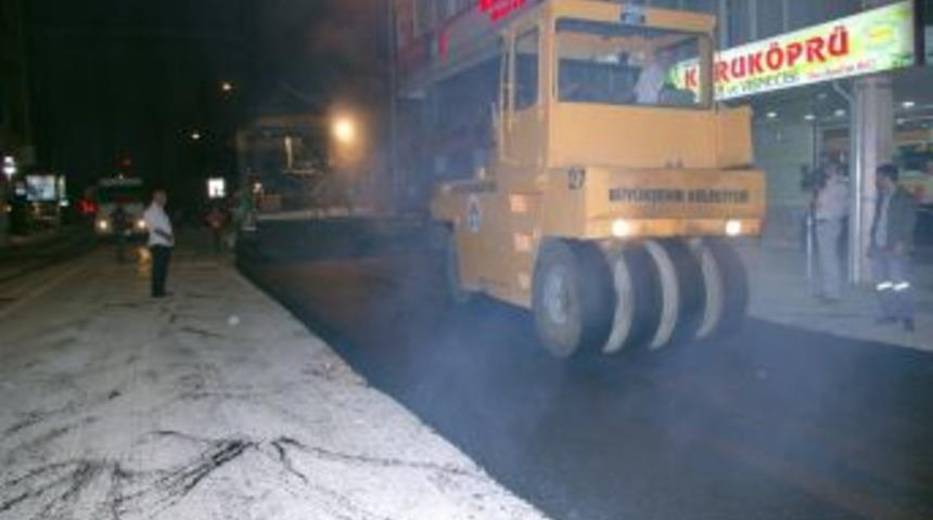 Gece yarısı asfalt &ccedil;alışması yaptılar