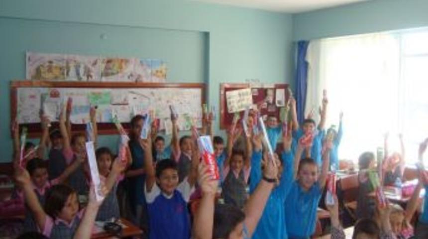 Enez&rsquo;de &Ouml;ğrencilere Diş Macunu Ve Fır&ccedil;a Dağıtıldı