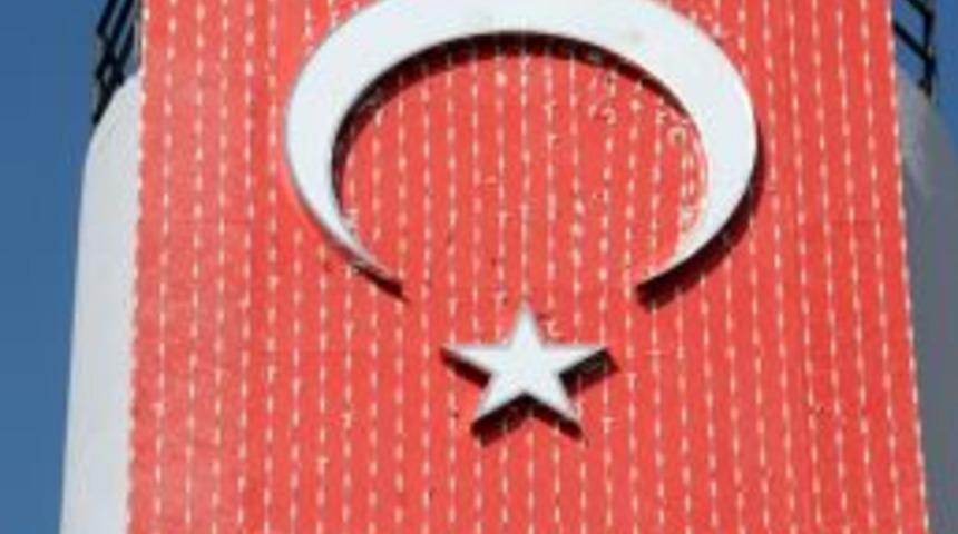 Balıkesir'e Gelenleri Dev T&uuml;rk Bayrağı Karşılıyor