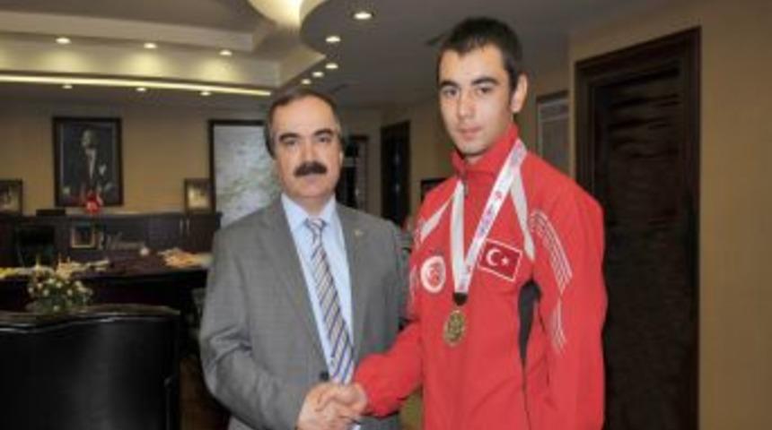 D&uuml;nya Şampiyonundan Vali Coş'a Ziyaret