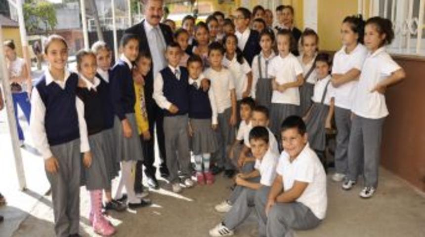 Toroslar Belediyesi 5 Bin &Ouml;ğrenciye Kırtasiye Yardımında Bulundu