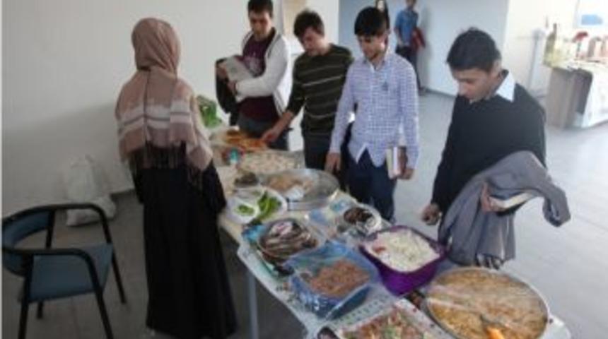 Ağrı İbrahim &Ccedil;e&ccedil;en &Uuml;niversitesi &Ouml;ğrencilerinden Suriyeliler İ&ccedil;in Kermes