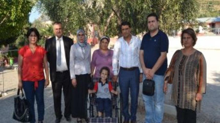 Engelli Öğrenciye Hayırsever Işadamından Yardım