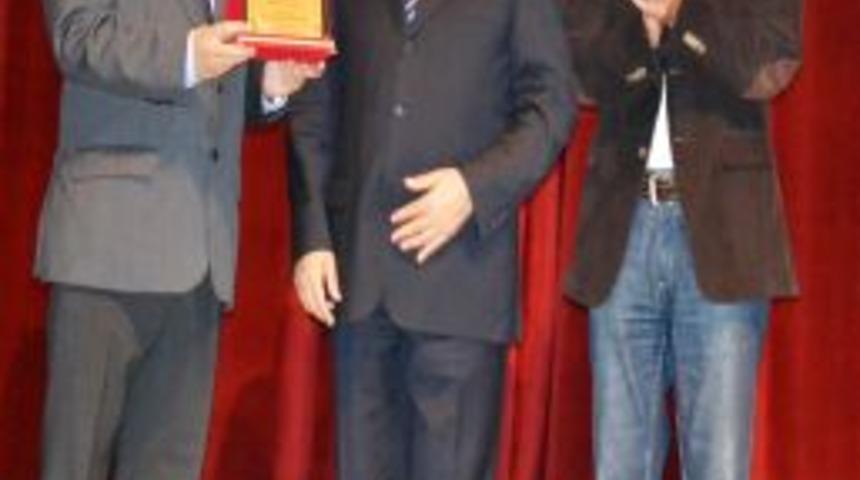 Amat&ouml;r Spor Kul&uuml;pleri Federasyonu'ndan Orduspor Başkanına Plaket