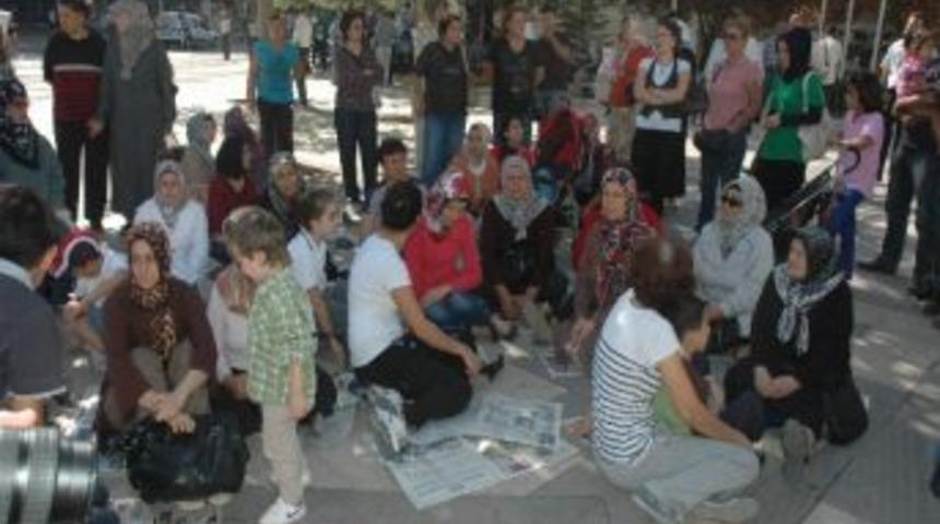 Minib&uuml;s S&uuml;r&uuml;c&uuml;lerinin Eşleri Eylem Yaptı