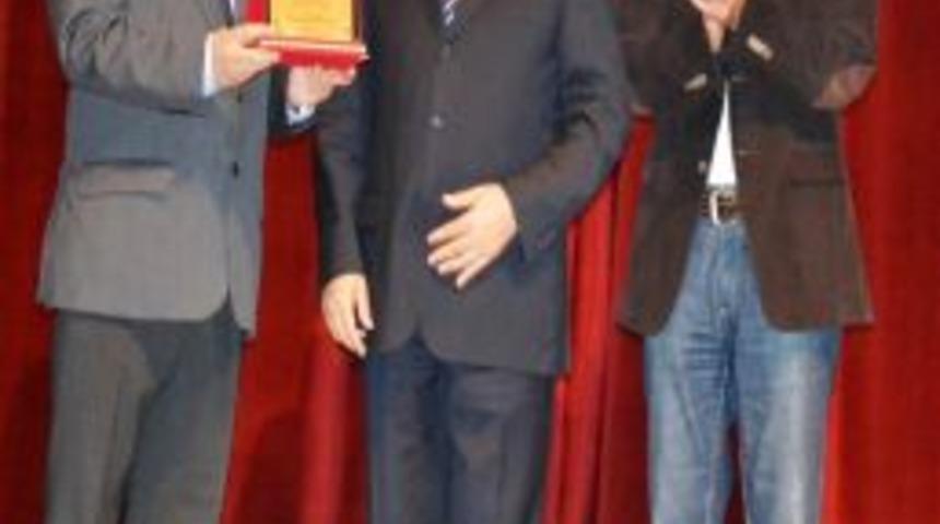 Amat&ouml;r Spor Kul&uuml;pleri Federasyonu'ndan Nedim T&uuml;rkmen&rsquo;e Teşekk&uuml;r Plaketi