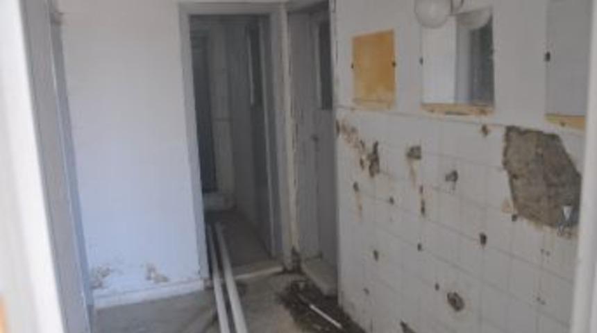 Gazi Emet İl&ccedil;e Stadı&rsquo;nın Durumu İ&ccedil;ler Acısı