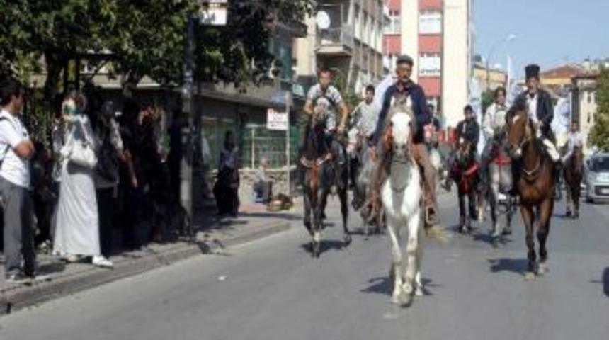 Rahvan Atları Konya Caddelerinde Boy Gösterdi