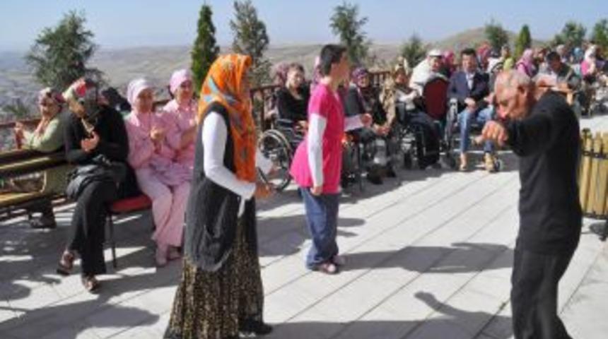 Rehabilitasyon Merkezinde Kalan Engelliler Şehri Seyreyledi