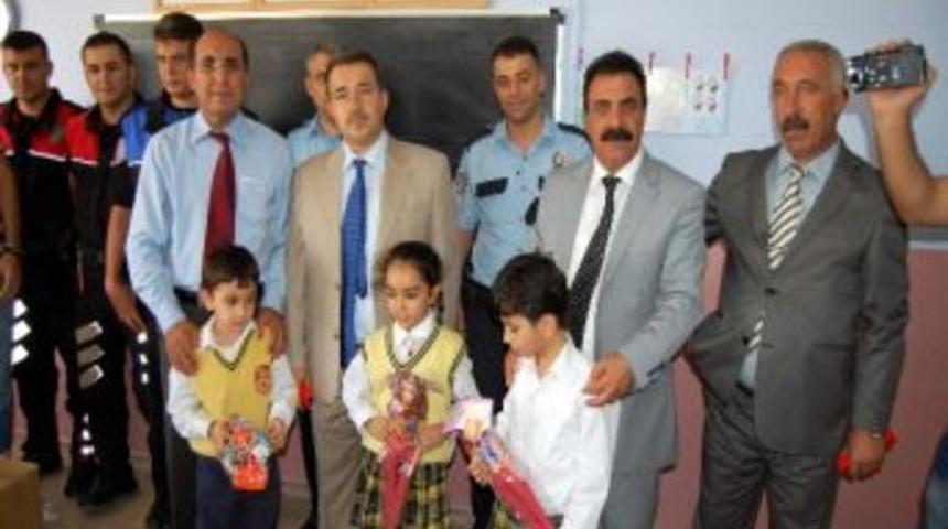 Polislerden &Ccedil;ocuklara Bayram Hediyesi