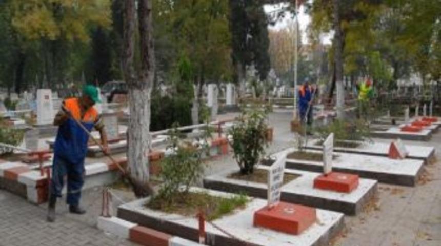 Mezarlıklar Bayrama Hazır