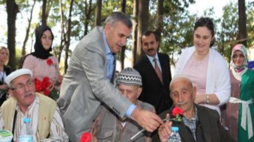 Başkan To&ccedil;oğlu, Huzurevi Yaşlılarına Yemek Verdi