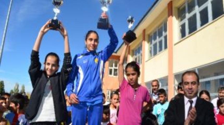 Cumhuriyet Bayramı Atletizm Yarışları Yapıldı