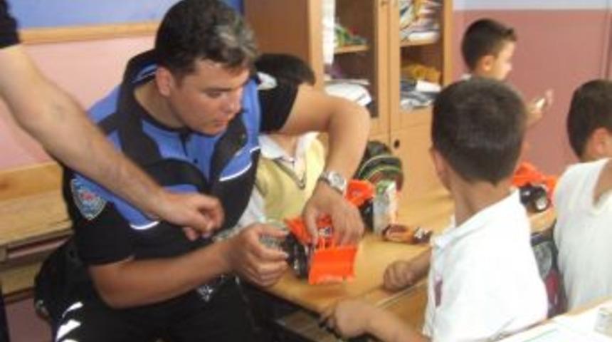 Polis Memurları Miniklere Oyuncak Dağıttı