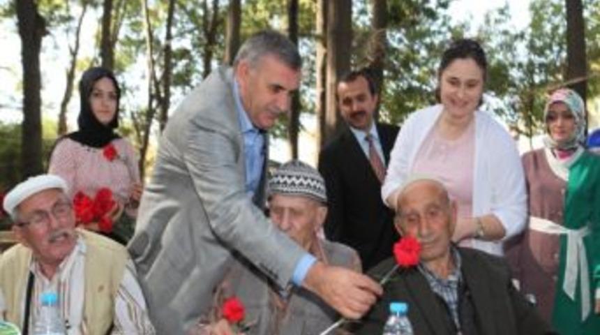 To&ccedil;oğlu Yaşlılarla Buluştu