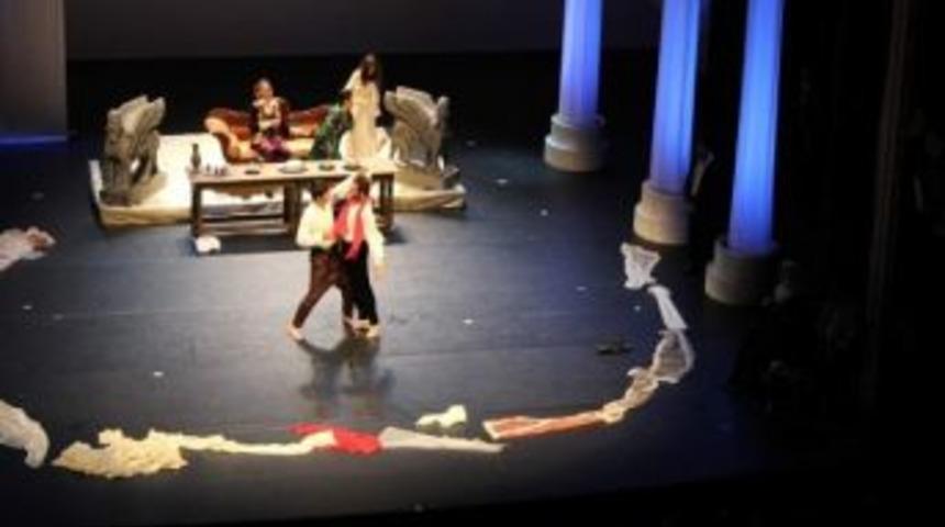 K&uuml;rt&ccedil;e Sahnelenen Hamlet&rsquo;in D&uuml;nya Pr&ouml;miyeri Yapıldı